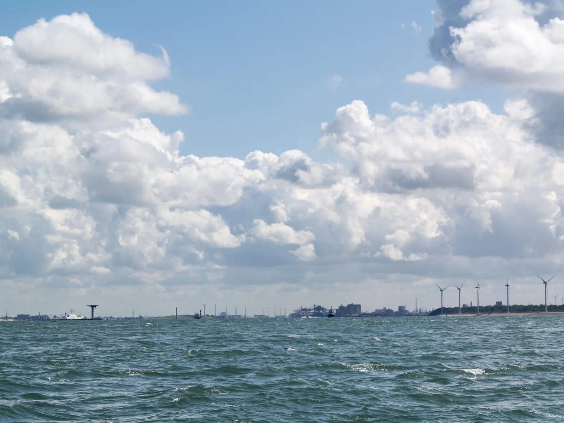 Ruim water met windturbines aan de horizon